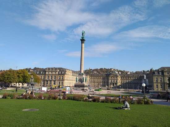 Schlossplatz Meydanı